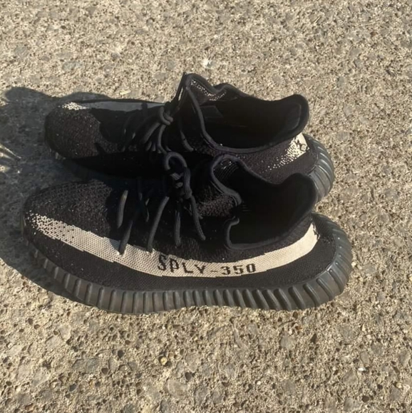 Yeezy 350 V2 OREO - Picture 1 of 4